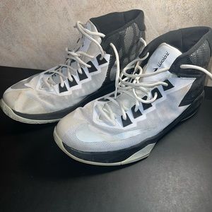 SOLD — Nike Devosion Zoom Basketball Shoes